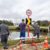 Placas são instaladas após dois carros caírem em valão de Canoas