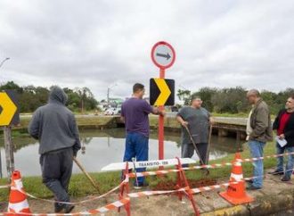 Placas são instaladas após dois carros caírem em valão de Canoas