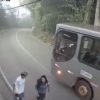Trabalhadores descem de ônibus, batem em ladrão e impedem assalto
