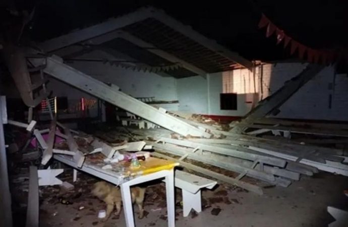 Criança de 2 anos morre após telhado desabar durante festa infantil
