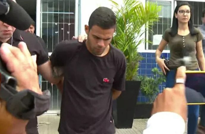 Jovem é preso por matar pai, mãe e irmã para vender bens da família