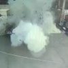 Vídeo: Carro explode em posto de combustível e deixa dois feridos