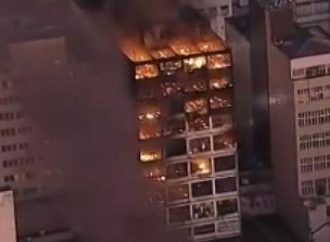 Bombeiros de São Paulo controlam incêndio em edifício na região da 25 de Março
