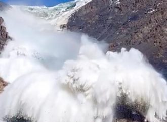 MUNDO: Grupo de turistas e guias é atingido por avalanche em montanhas