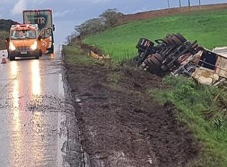 Caminhão tomba na ERS 135 em Coxilha