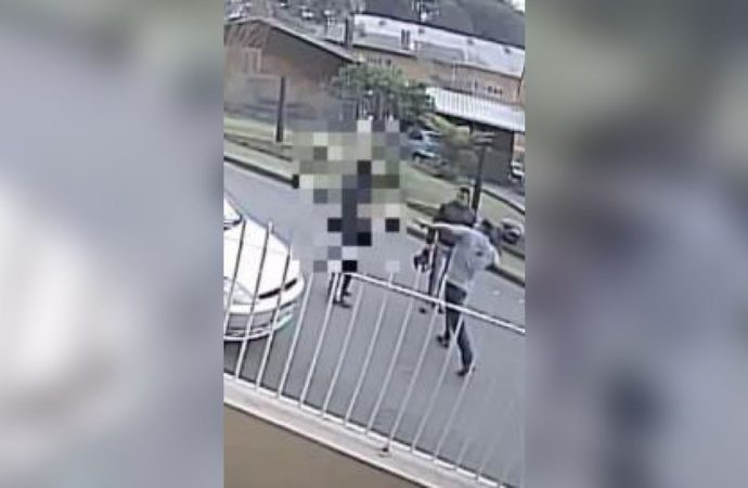 VÍDEO: Mostram vítima agredida com golpe de capacete após confusão no trânsito
