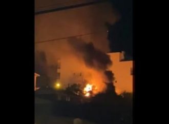 Homem coloca fogo em casa com ex-mulher e quatro crianças dentro