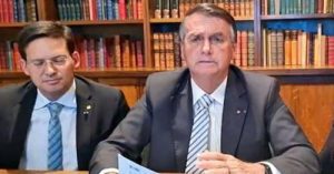 Bolsonaro encerra live e pede: “Já bota naquele canal”