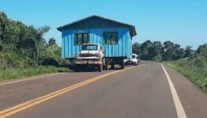 Casal não paga casa e construtor vai buscar a residência de caminhão