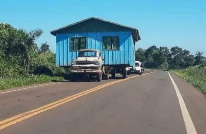 Casal não paga casa e construtor vai buscar a residência de caminhão