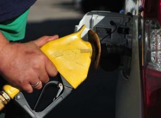 Preços dos combustíveis e das contas de luz caem e puxam a maior deflação da história, diz IBGE