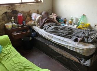 Urina, fezes e fome: idoso é abandonado por família em casa