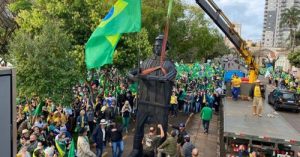 Justiça determina retirada de estátua de Bolsonaro de praça em Passo Fundo