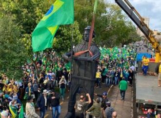 Justiça determina retirada de estátua de Bolsonaro de praça em Passo Fundo