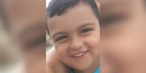 Menino autista é encontrado morto ao lado da mãe desarcodada em Viamão