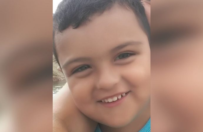 Menino autista é encontrado morto ao lado da mãe desarcodada em Viamão