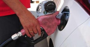 Preço médio da gasolina cai mais 1,4% e chega a R$ 4,81 nos postos