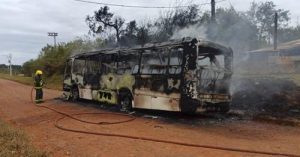 Ônibus escolar pega fogo em Gravataí