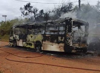 Ônibus escolar pega fogo em Gravataí