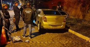 Homem é encontrado morto dentro de carro com as mãos amarradas e dois tiros na cabeça