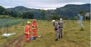 Idoso morre eletrocutado após queda de poste