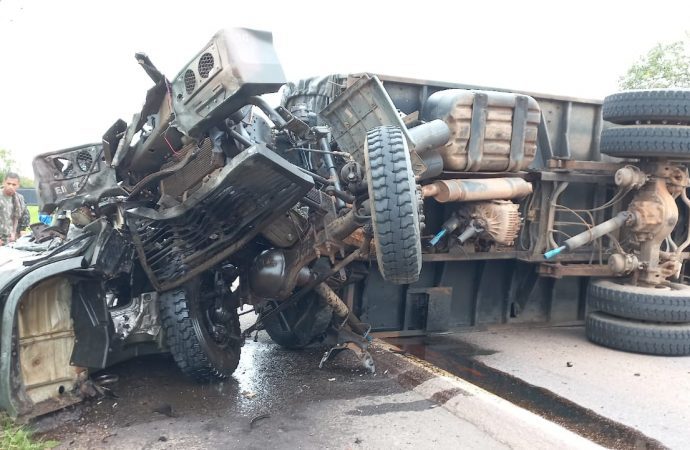 VÍDEO: Caminhão do exército se envolvem em colisão frontal na BR-290 em Eldorado do Sul