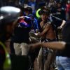 Tragédia na Indonésia: torcedores foram esmagados e morreram nos braços de jogadores durante tumulto em estádio
