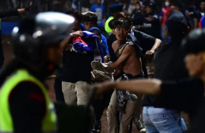 Tragédia na Indonésia: torcedores foram esmagados e morreram nos braços de jogadores durante tumulto em estádio