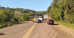 Homem morre após descer de caminhão para observar acidente