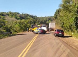 Homem morre após descer de caminhão para observar acidente