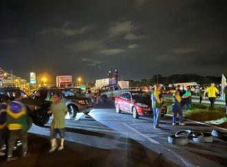 Manifestantes bloqueiam ERS-122, entre Caxias do Sul e Farroupilha