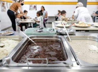 Empresa responsável pela merenda de 41 escolas de Porto Alegre rompe contrato e demite 68 cozinheiras