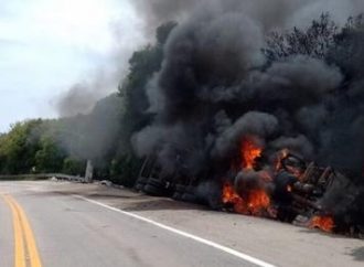 Motorista de bitrem morre após veículo sair da pista