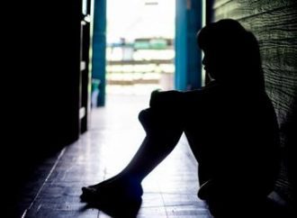 Após ser estuprada pelo pai, menina de oito anos pede ajuda em escola no RS