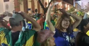 Manifestantes fazem círculo com luzes em Porto Alegre e pede para que ‘general’ olhe por eles