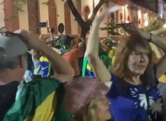 Manifestantes fazem círculo com luzes em Porto Alegre e pede para que ‘general’ olhe por eles