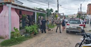 Policial militar é preso por suspeita de matar e simular suicídio da companheira