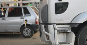 Petrobras anuncia redução no preço do litro de diesel e gasolina para refinarias