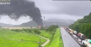 VÍDEOS: Chuva reage com produto químico e causa fumaça tóxica na BR 101 em Santa Catarina