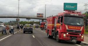 Acidente com três caminhões bloqueia BR 116 e tem derramamento de combustível em Canoas