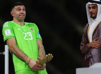 Goleiro argentino faz gesto obsceno ao receber prêmio; veja