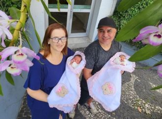 Aposentada de 54 anos morre uma semana depois de dar à luz gêmeas