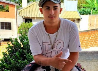 Pai assassina filho de 17 anos com facada no coração após discussão