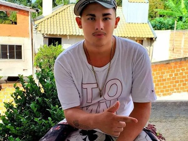 Pai assassina filho de 17 anos com facada no coração após discussão