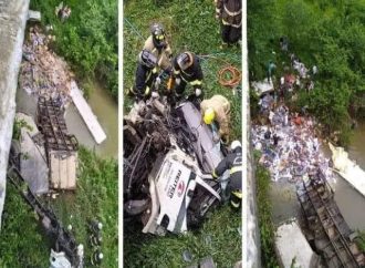 Caminhoneiro gaúcho morre na BR-470 e pessoas chegam a pular em rio para saquear carga