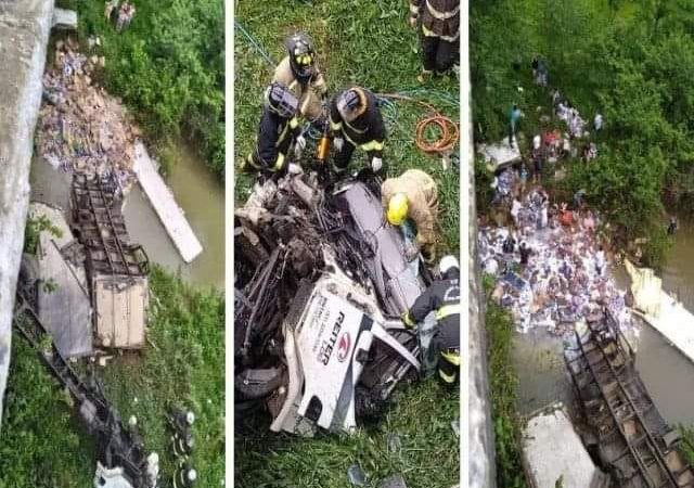 Caminhoneiro gaúcho morre na BR-470 e pessoas chegam a pular em rio para saquear carga