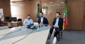 Eduardo Leite anuncia manutenção de Artur Lemos na Casa Civil