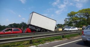 Motorista de caminhão de São Leopoldo sofre acidente na BR-116