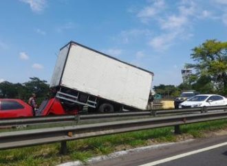 Motorista de caminhão de São Leopoldo sofre acidente na BR-116