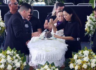 Ausência de Campeões marca funeral de pelé; Neymar troca despedida por pagode